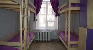 Гостиница Хостел Васькин Дом Санкт-Петербург Нижнее спальное место на двухъярусной кровати в 8-местном общем номере для женщин-1